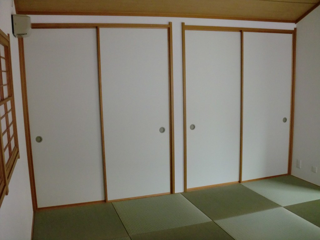 クロス張替えを相場より安く依頼したい方は、アパートのオーナー様・空き家をリフォームされたいお客様に対応する「空室専門リフォーム館」へ