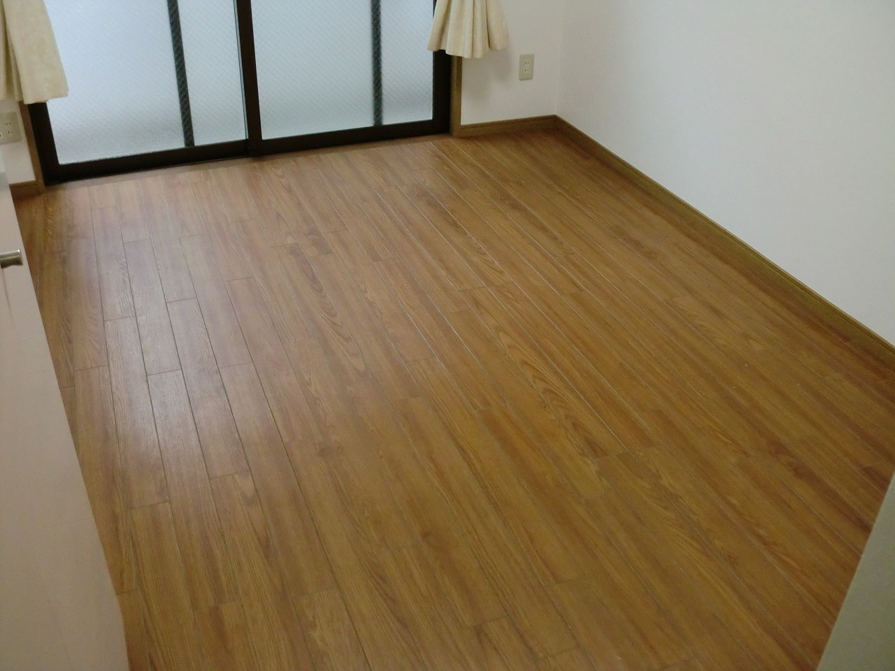 クロス張替えを相場より安く行う「空室専門リフォーム館」は壁・天井・床などの施工を行っています